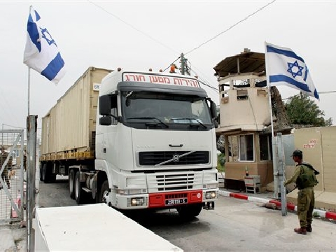 צה"ל מוציא ציוד מרצועת עזה [AP]