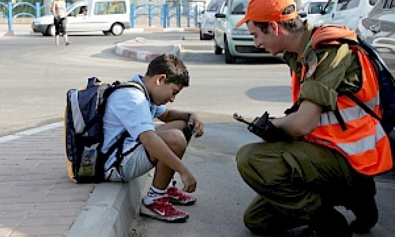 זקוקים לעזרה [צילום: פלאש 90]