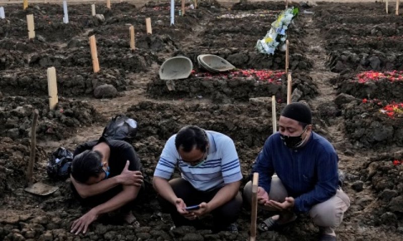 בית קברות למתי הקורונה באינדונזיה, החודש [צילום: דיטה אלנגקרה, AP]