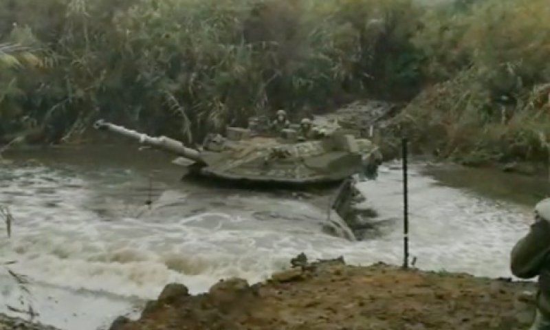 ניסוי רטוב. טנק המרכבה במכשול המים [צילום: משרד הביטחון]