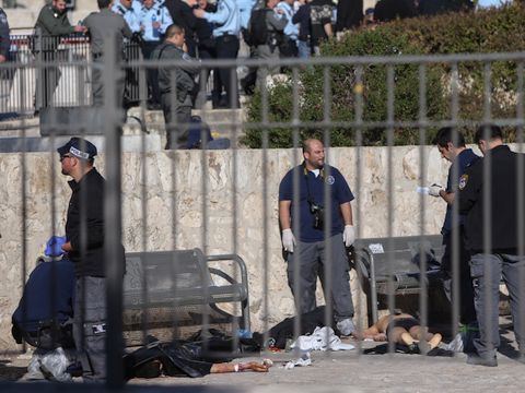 גופות המחבלים בזירת הפיגוע [צילום: יונתן זינדל/פלאש 90]