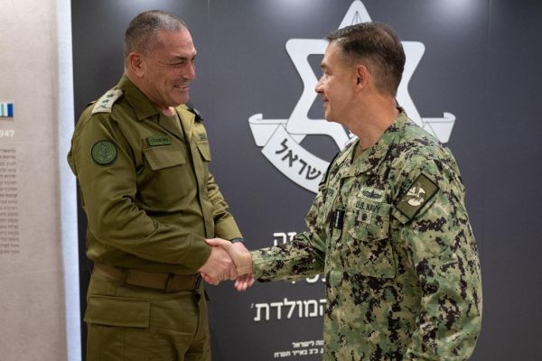 אדמירל קופר והרמטכ"ל זמיר. תומך בהעברת בסיסים לישראל ולירדן [צילום: דובר צה"ל]
