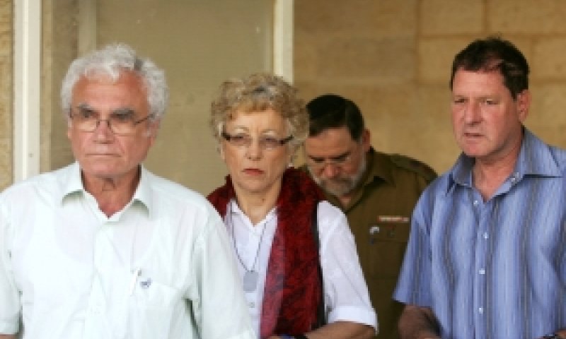 מיקי ושלמה גולדווסר עם צבי רגב [צילום: פלאש 90]