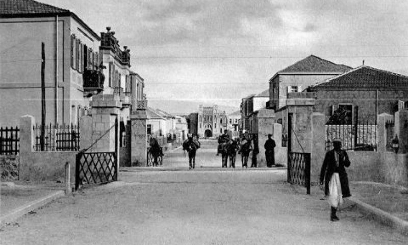 רחוב הרצל, מחסום הרכבת וברקע הגימנסיה העברית "הרצליה", תל אביב 1912