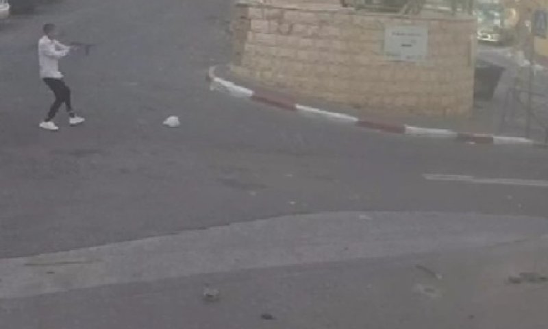 המחבל אוחז בנשק קרלו ומנסה לירות [צילום: זק"א]
