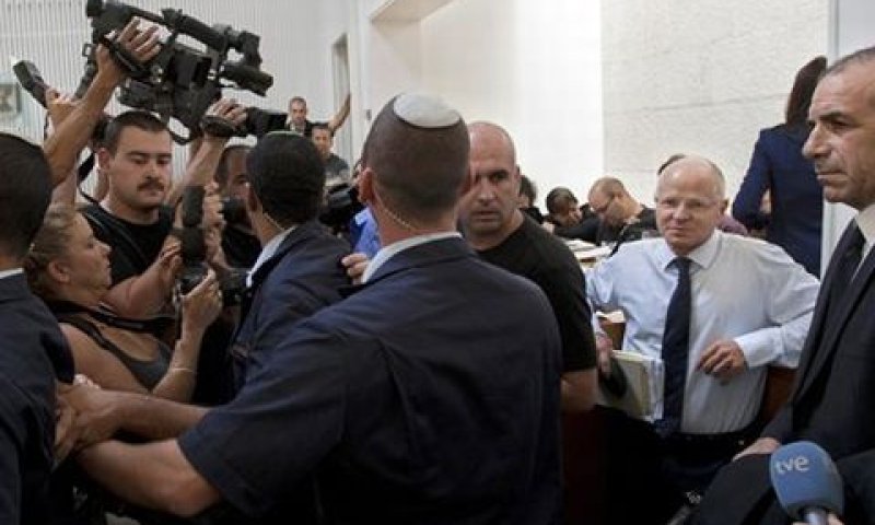 הצלמים סביב נועם שליט [צילום: AP]