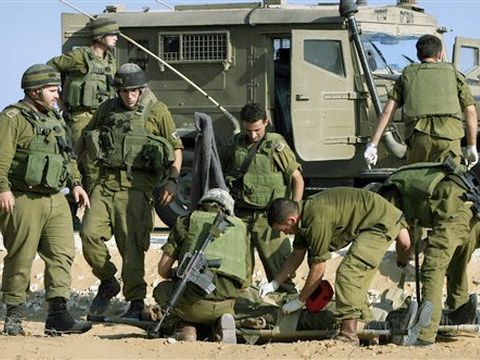 כוחות צה"ל מטפלים בנפגעים בתקרית ביום א'. בהתקפת המחבלים על עמדת צה"ל נפגעו שישה חיילים אשר הועברו לטיפול בבית החולים סורוקה בבאר שבע. [כל הצילומים: AP]