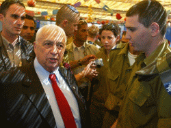 להרחיק החיילים מהפוליטיקה. שרון וחיילים [צילום ארכיון: AP]