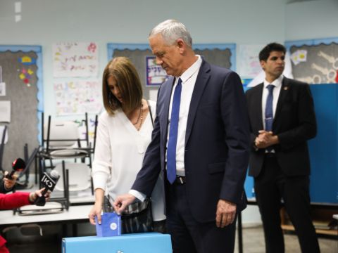 יו"ר כחול לבן בני גנץ ורעייתו מצביעים בקלפי בראש העין [צילום: רבקין פנטון/פלאש 90]