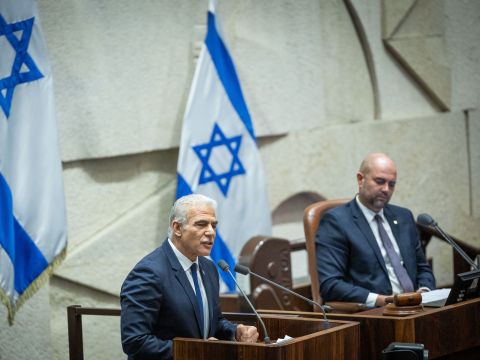 לפיד בכנסת. "בדרך לאסון" [צילום: יונתן זינדל/פלאש 90]
