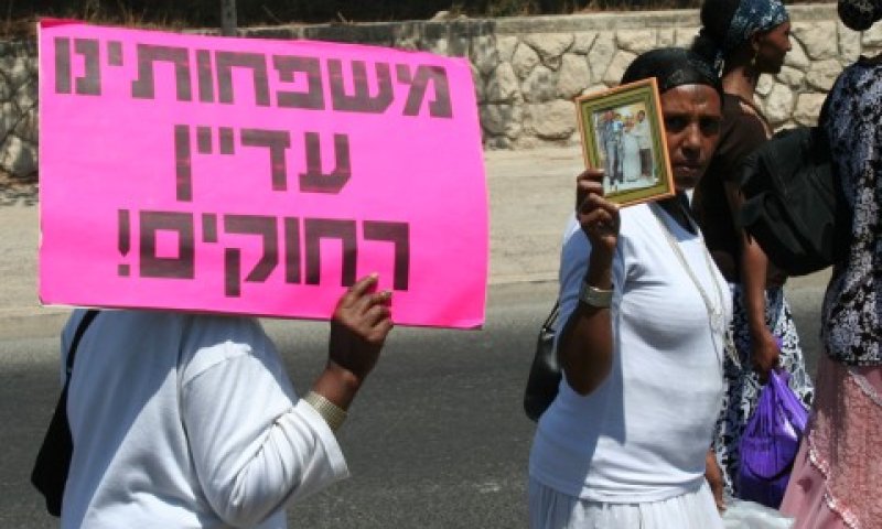 ממתינים לבני המשפחות [צילום: אבי מספין &ndash; האגודה הישראלית למען יהודי אתיופיה]