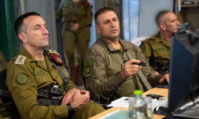 הרמטכ"ל בדיון הערכת מצב עם מפקדי האוגדות בצפון [צילום: דובר צה"ל]