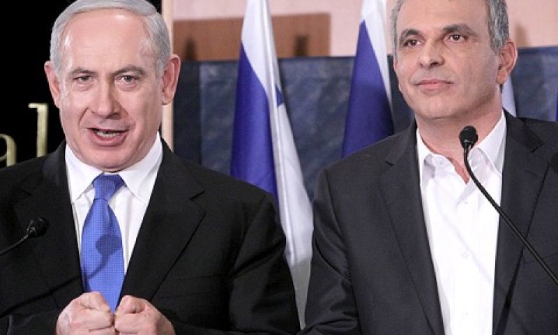 כחלון ונתניהו. חיבוק דב [צילום: פלאש 90]