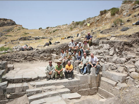 צוות החשיפה של הפורטל בתום יום החפירה במבנה השער [צילום: מ. איזנברג]