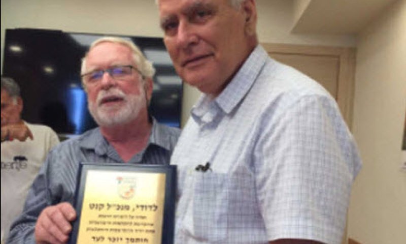 ירון סולומון מנהל החטיבה להתיישבות בתנועת כפרי האיחוד החקלאי , מעניק תעודת הוקרה לדודי גינזבורג [צילום: יח"]