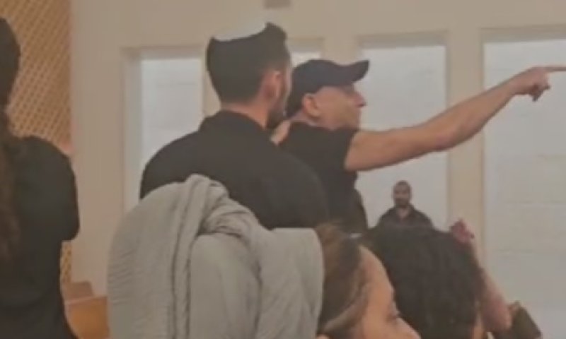צעקות באולם בית המשפט העליון [צילום: שימוש לפי סעיף 27א]