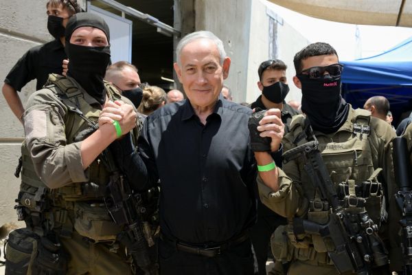 נתניהו, יחד עם לוחמים בחזית הצפון [צילום: מעיין טואף/לע״מ]