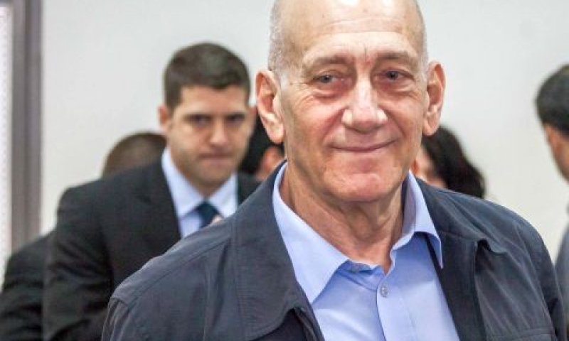 אולמרט ועורכי דינו. להתחשב בתרומה [צילום: פלאש 90]