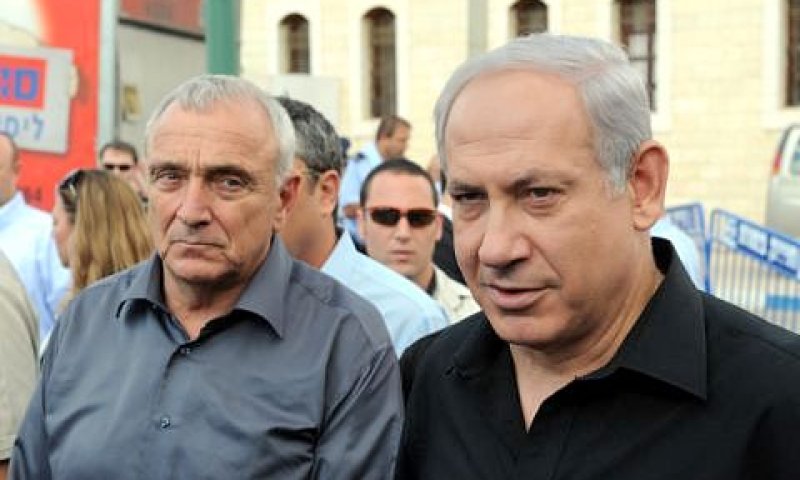 ראש הממשלה בנימין נתניהו והשר יצחק אהרונוביץ' בלוד [צילום: פלאש 90]