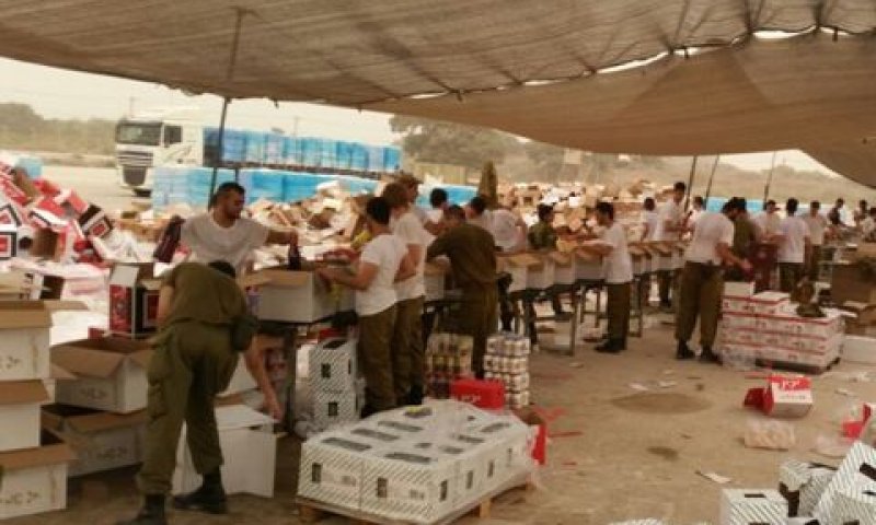 אריזת המצרכים [צילום: ציון בן-עטיה]