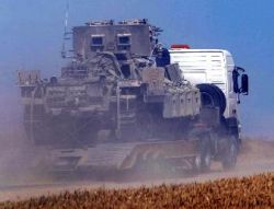 סמיטריילר מוביל נגמ"ש לעזה