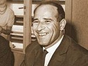 בן-פורת. עיתונאי. איש ביון בלילה.