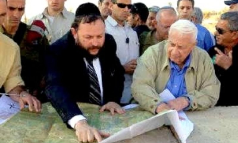 אריאל שרון מבקר כראש ממשלה במודיעין עילית ומקבל תדרוך מראש העירייה לעתיד יעקב גוטרמן [צילום: לע"מ]