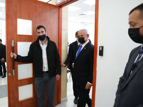 נתניהו בכניסה לאולם [צילום: אביר סולטאן, AP]