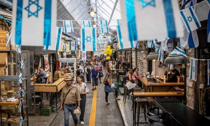 הקונים חזרו לשווקים, ההגבלות הוסרו [צילום: יונתן זינדל, פלאש 90]