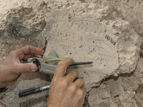 מדידות לרצפה שקרסה בזמן ההרס [צילום: שי הלוי, באדיבות רשות העתיקות]