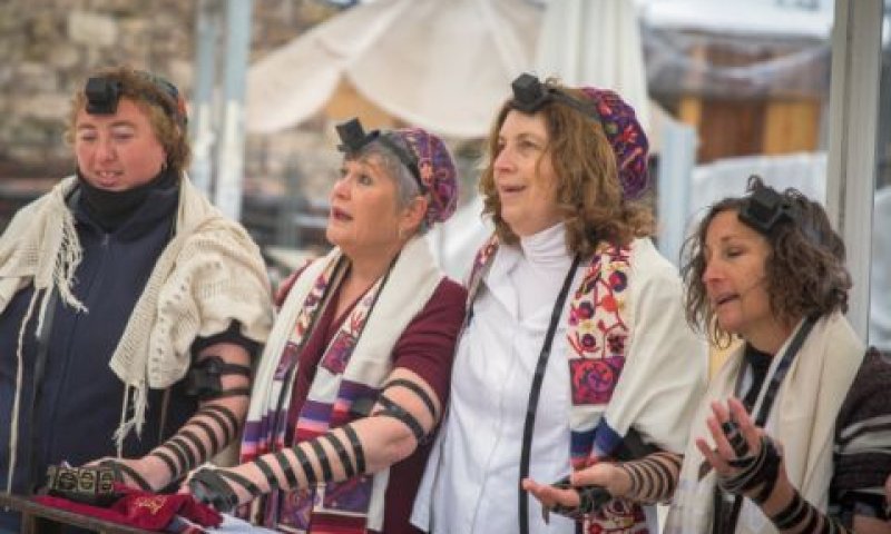 נשים מתפללות ליד קשת רובינסון [צילום: הדס פרוש/פלאש 90]