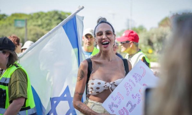 תושבת כפר יונה מעורטלת במחאה נגד החרדים [צילום: טל גל/פלאש 90]