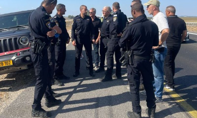 מפקד מרחב לכיש, נצ״מ רועי ולדמן, מקיים בזירת האירוע הערכת מצב, עם מפקד תחנת קריית מלאכי סנ״צ ליאור מצרפי [צילום: דוברות המשטרה]