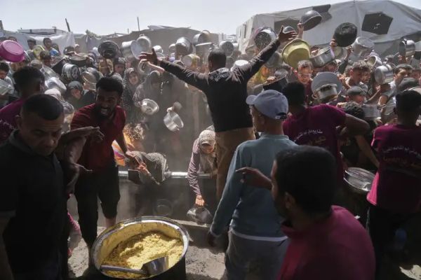 מטבח קהילתי בחאן יונס [צילום: AP/עבד אל כרים חנה]