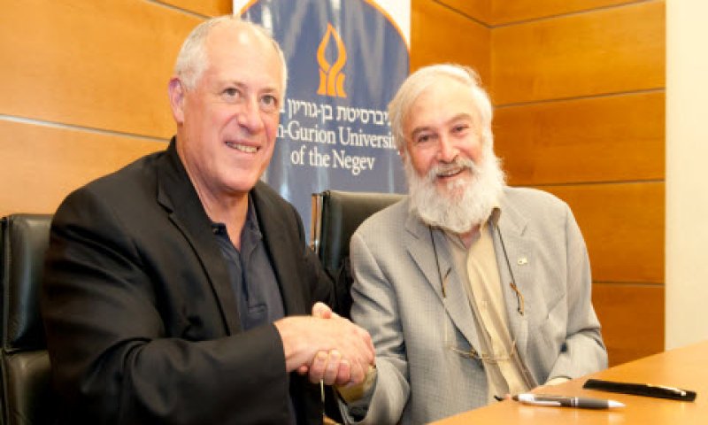 מושל אילינוי, פטריק קווין (משמאל), ודיקן הפקולטה למדעי הבריאות באוניברסיטת בן-גוריון, פרופ' שאול סופר [צילום: דני מכליס, אוניברסיטת בן-גוריון]