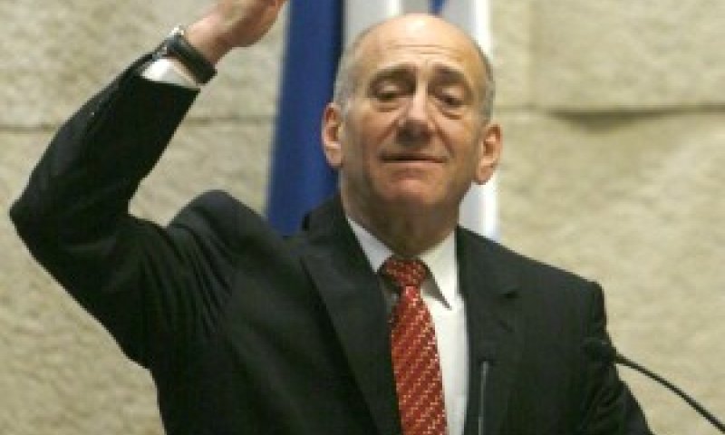 מצפצף על כולם. אולמרט [צילום: פלאש 90]