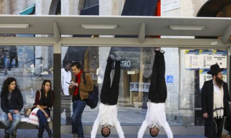 הדיילים מסבירים לנוסעים איך לא לאבד את הראש [צילום אילוסטרציה: פלאש 90]