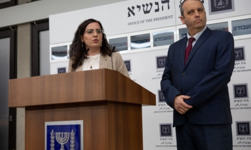 ח"כ קריב וח"כ לזימי מצוות ההידברות של העבודה [צילום: יונתן זינדל, פלאש 90]