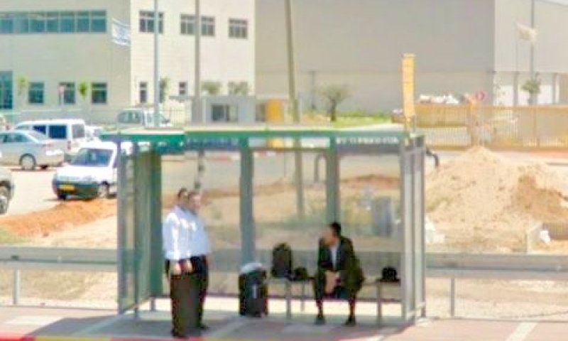 תחנת אוטובוס בבית חלקיה ביום רגיל [צילום: סטריט ויוויו]