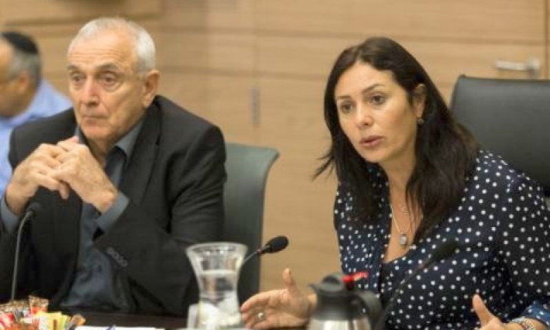 רגב ואהרונוביץ'. חילופי דברים [צילום: פלאש 90]
