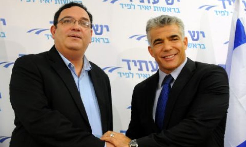 לפיד ופירון. יד ביד [צילום: פלאש 90]