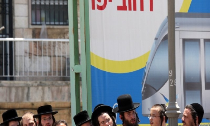 ביפו ממתינים לרכבת הקלה [צילום: פלאש 90]
