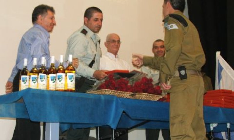 עו"ד נפתלי ויטמן, אל"מ רונן מרלי, גיל ביתן וחייל מצטיין [צילום: עמליה עינב]