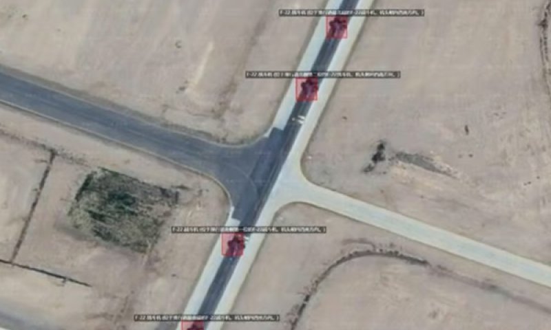המטוסים האמריקניים על מסלול ההמראה [צילום: אתר MizarVision]