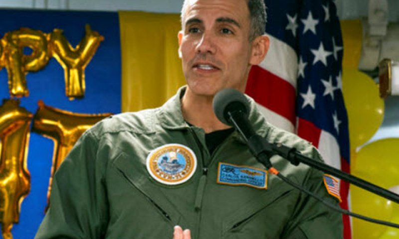 קפטן קרלוס סארדילו [צילום: Petty Officer 3rd Class Zachary Wheeler/U.S. Navy via AP]