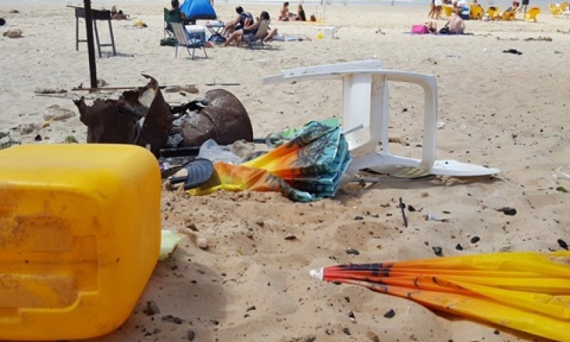 חוף ים מלוכלך [צילום: איריס ארבל, החברה להגנת הטבע]