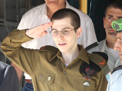 12:30 - גלעד שליט. חיוור אך מצדיע לראש הממשלה [צילום: דו"צ]