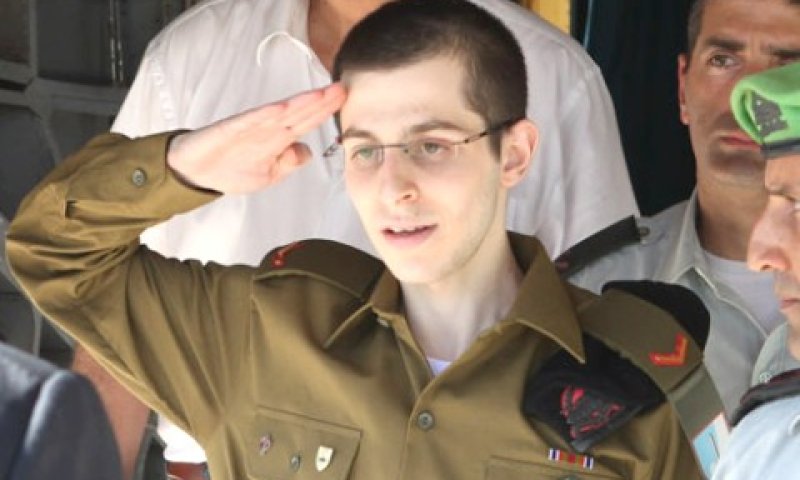 גלעד מצדיע לרה"מ [צילום: דו''צ]