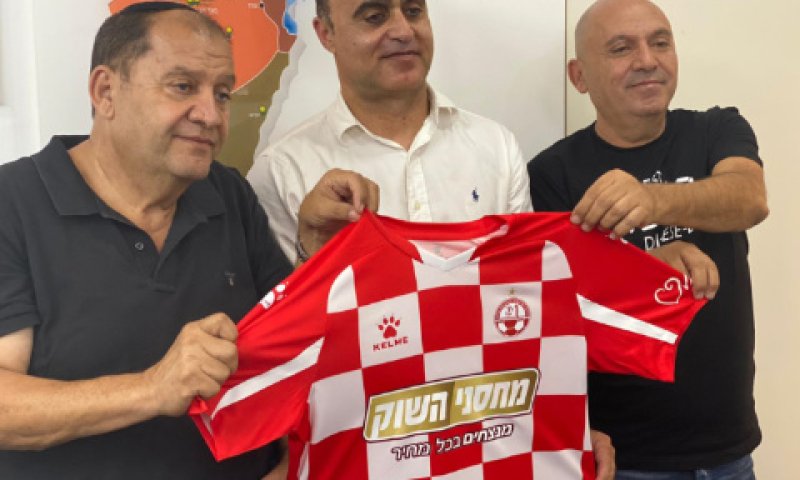 שלום ושאול נעמן מבעלי רשת מחסני השוק יחד עם אסי רחמים [צילום: מחסני השוק שיווק]