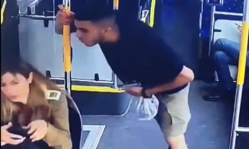 רגע היריקה [צילום: מצלמת אבטחה]